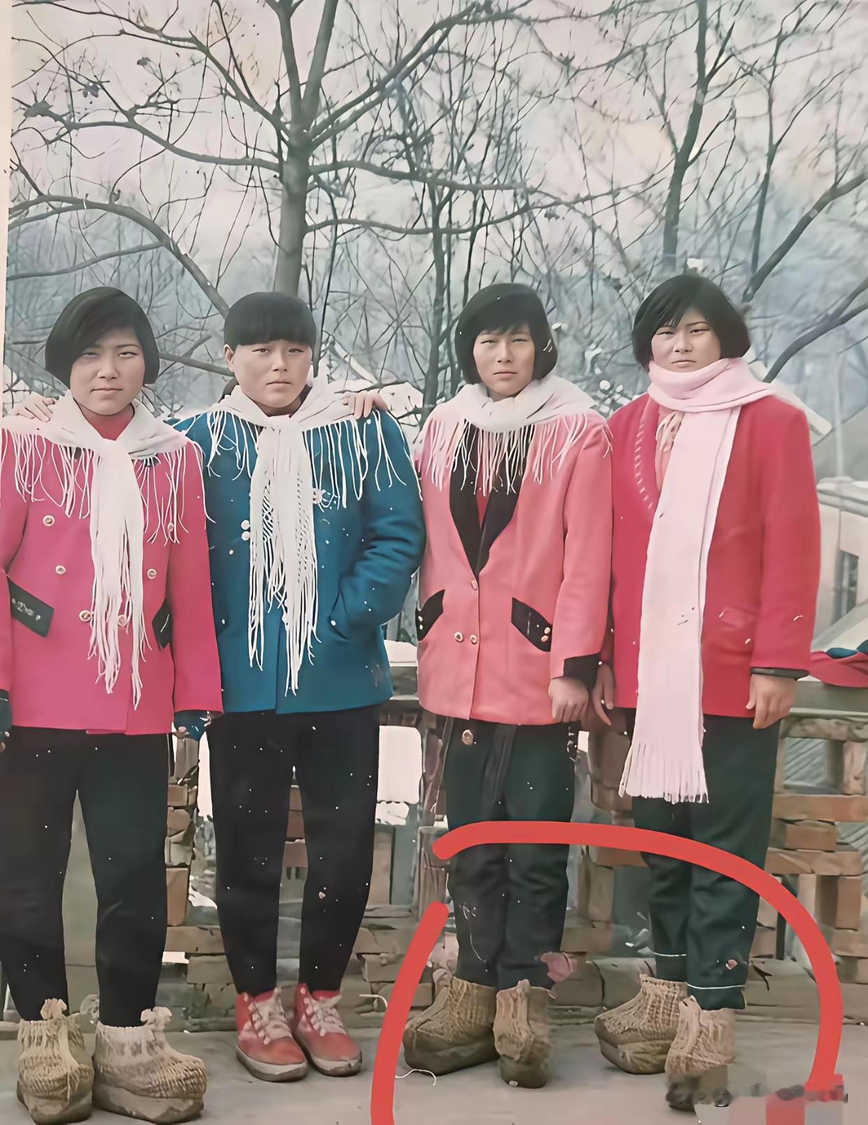 八零后的回忆呀清一色白围巾剪学生头型穿呢子褂子这身打扮在那个年代也很流行