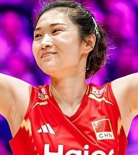 中国女排主攻线上主力队员个子都偏矮，主教练赵勇也是无奈之举，其实赵勇自己也很清楚