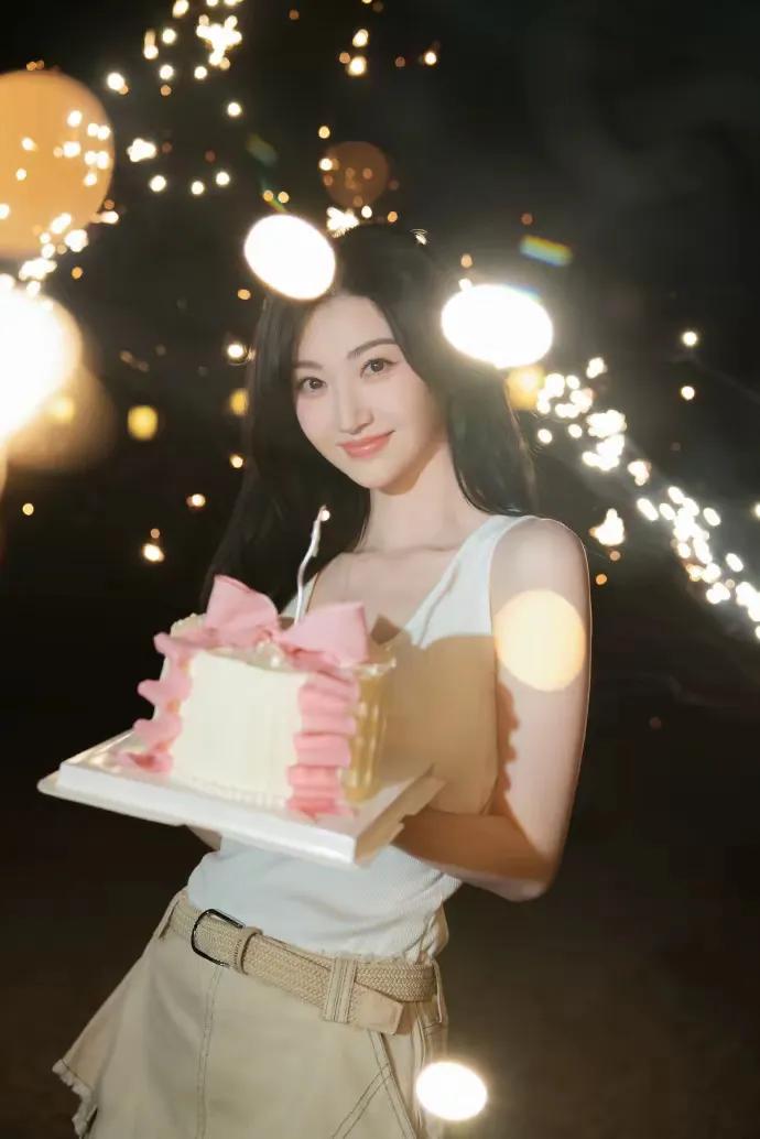 景甜37岁生日，穿白色背心温柔可亲！7月21日，景甜迎来37岁生日，她在社交平