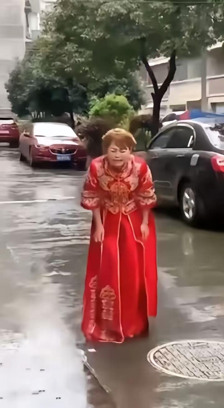 真拼了，新娘结婚当日，父母因不满彩礼，父母不让出嫁，新娘冒着雨偷着哭着跑出来去找