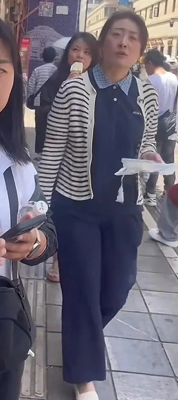 宗馥莉也太低调了，早前穿着休闲装去游玩，还素面朝天，一点也没有偶像包袱，虽然还是