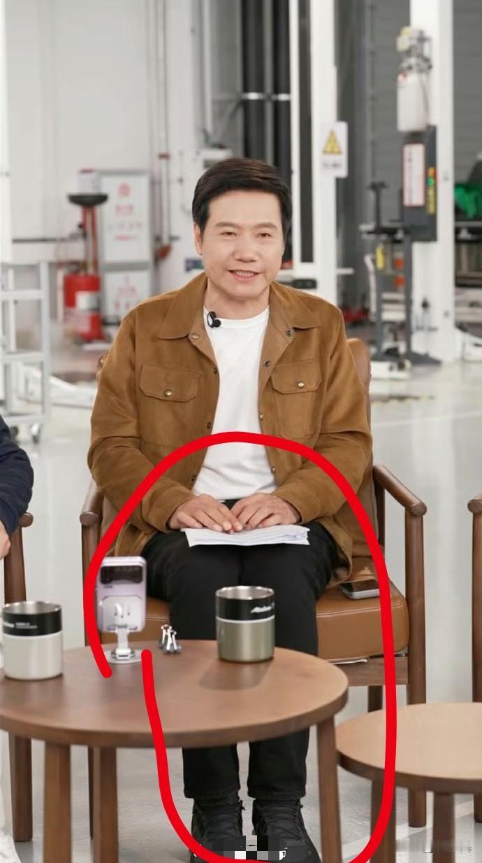 雷军还是很勇敢的，大方直接的回应了很多很有争议的问题，比如1300km只充一