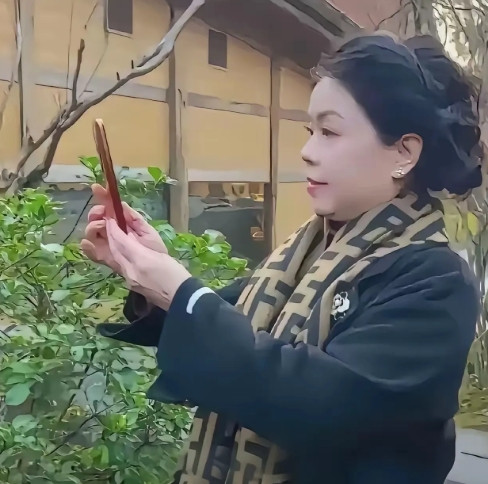 许妈92年出生证父亲栏填“宽”？榴芒搭档直播口无遮拦，又把舆论搅得沸反盈天！男方