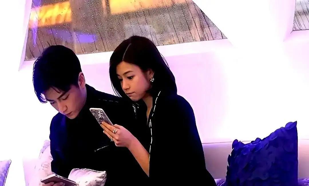 陈晓陈妍希被拍到一起送孩子，画面里陈晓蹲着系鞋带，陈妍希手搭他肩膀，两人没对视。