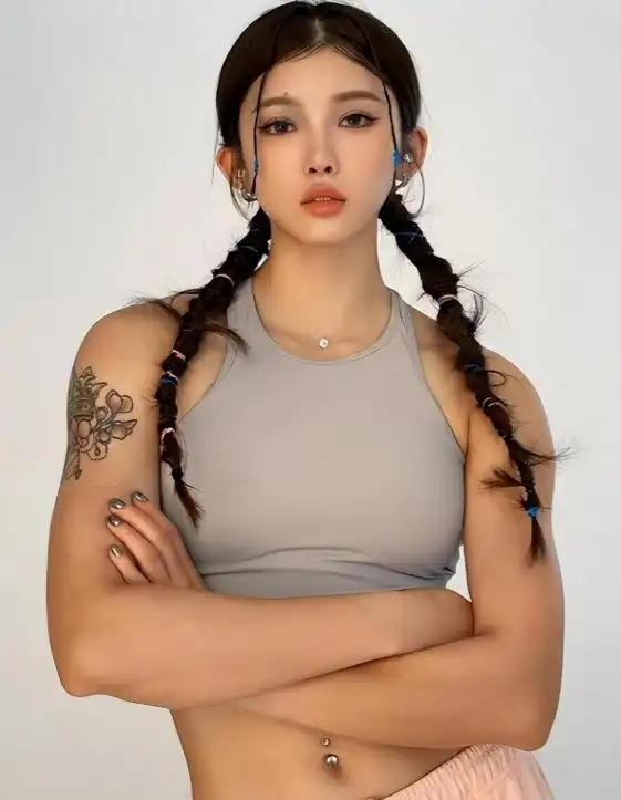 0.01秒，选拔赛上吴艳妮跑出12秒99，林雨薇跑出13秒00，微