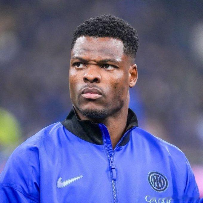 乔伊斯透露利物浦已经注意到国际米兰的邓弗里斯的情况，他在上周末刚满30岁。他的合