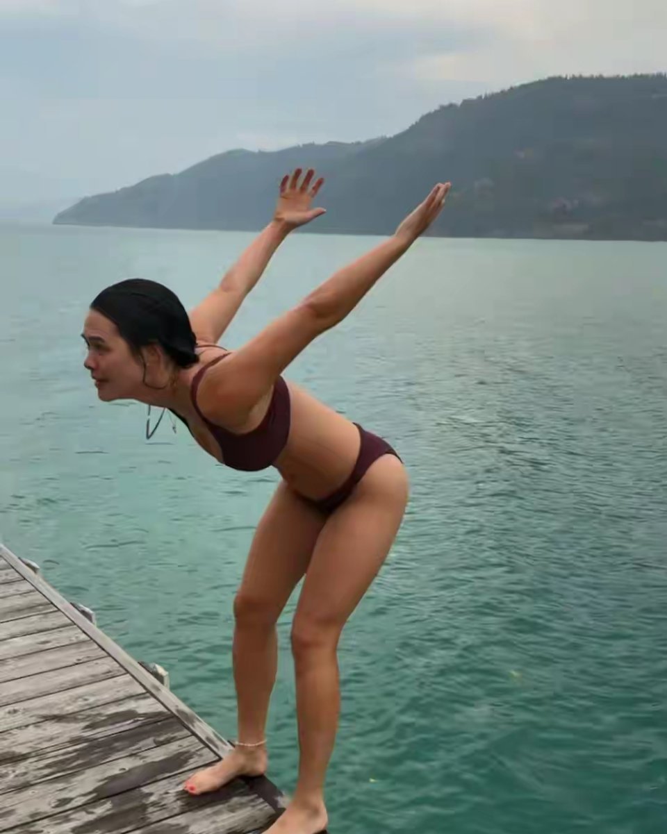 钟丽缇28岁大女儿穿比基尼后空翻入海，长相最不像妈妈但是飒爽风格酷似妈妈​