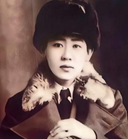 1945年，川岛芳子落入军统手里，可军统手段用尽，她就是没反应，这时，戴笠拿着尺