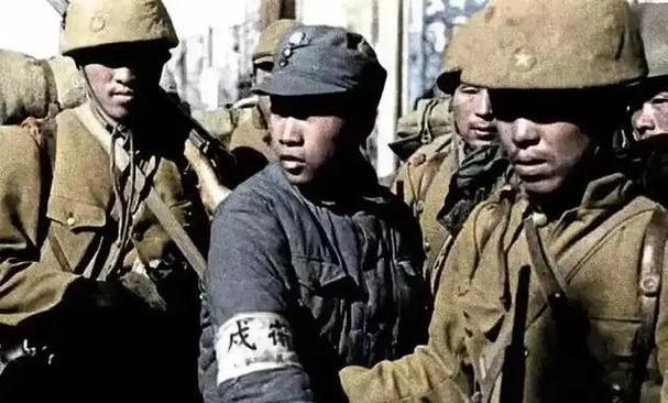 这张照片是1937年南京沦陷后，一名年轻的中国士兵被几名日军团团围住，气氛狰狞压