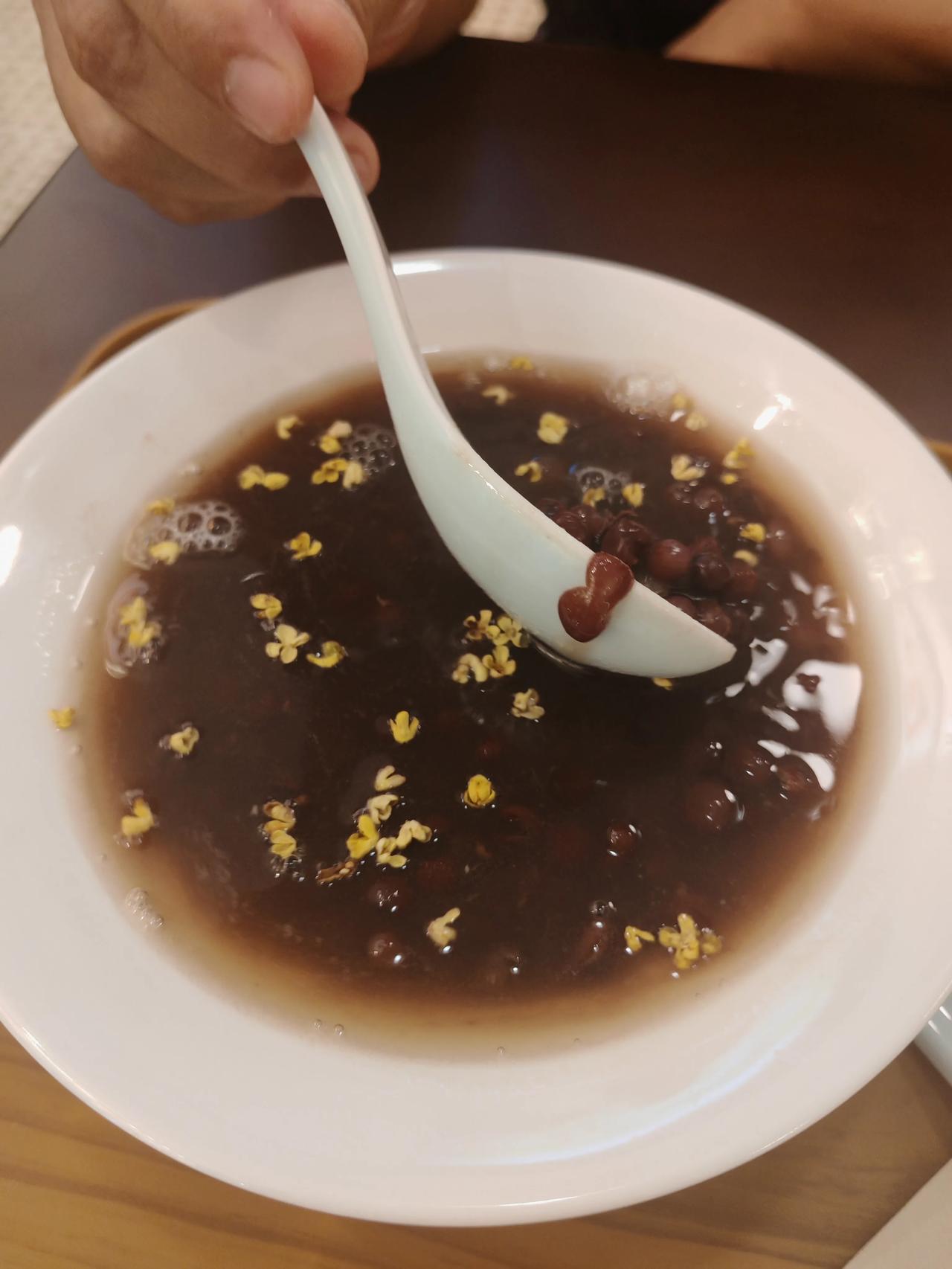 真是不能乱逛，逛就花钱[捂脸哭]闺女要吃肉串，预订了来拿还没烤出来，就在那个小