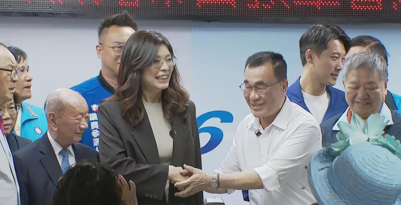 票房毒药？党主席郑丽文与新北市长参选人李四川同场出席活动，但李四川仅「应酬式握手