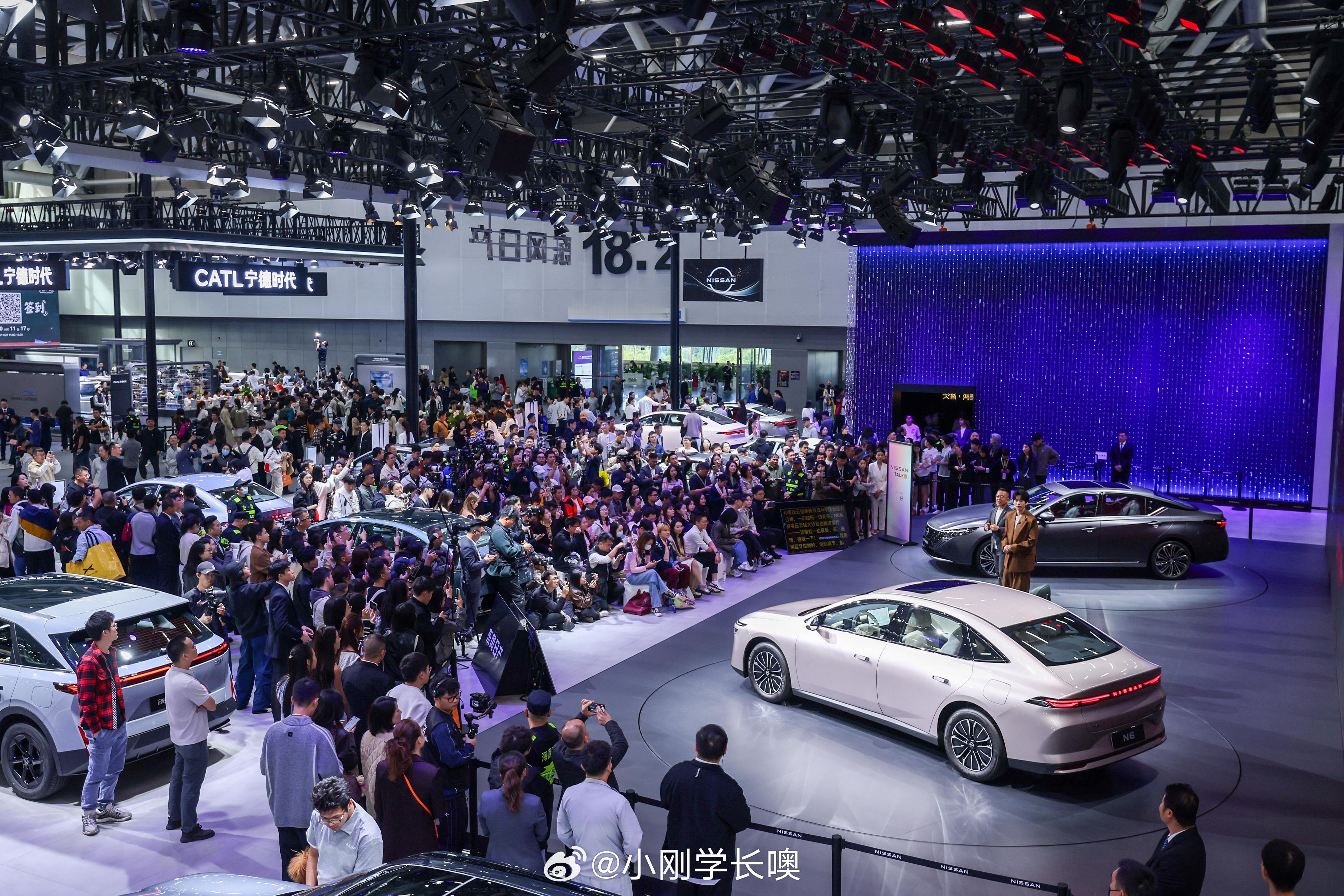 广州车展东风日产展台人气爆棚啊！前几天天籁·鸿蒙座舱车展上发布12.99万起标配