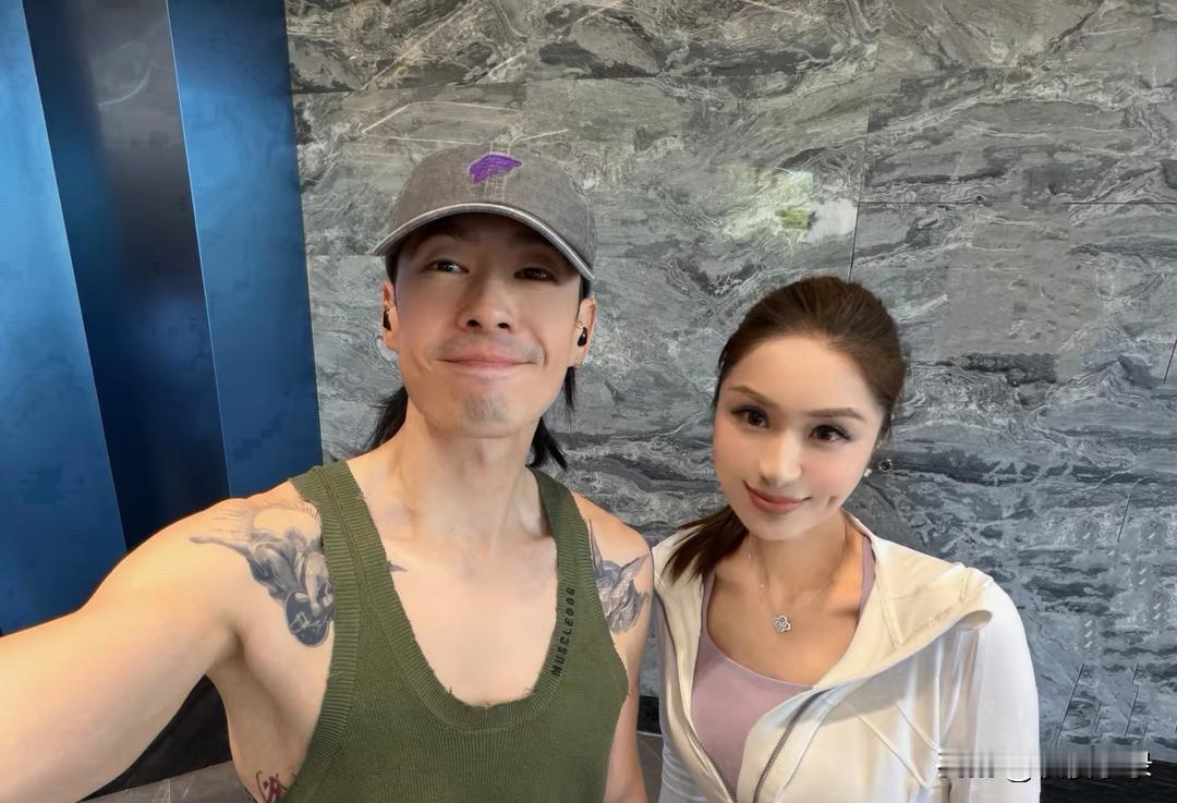 48岁吴建豪在深圳酒店被偶遇，他穿着背心，皮肤看起来好白皙。身材很瘦，但练出了不