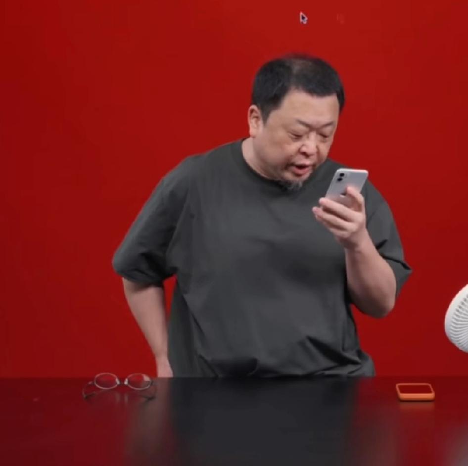西贝这次真的急眼了！面对越来越多的人涌入后厨拍摄，西贝使出了杀手锏。想进入拍