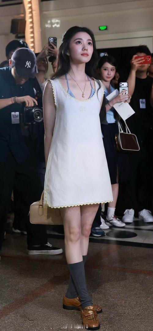 刘浩存miumiu活动一袭白裙软萌少女感美的