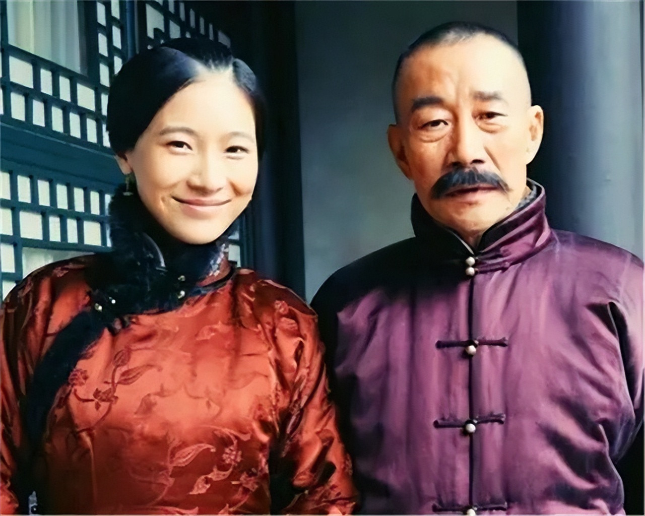 1906年，戴宪玉为救父亲求张作霖相助。酒桌上，张作霖借机让戴宪玉为其斟酒。倒了