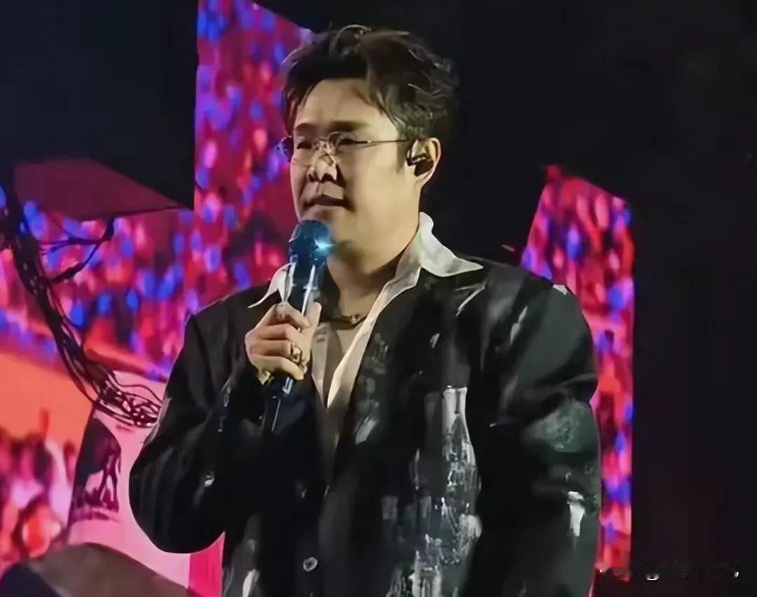 我真是服了，连小沈阳也敢来开演唱会了，我记得以前小沈阳是演小品的啊，后面也演过一
