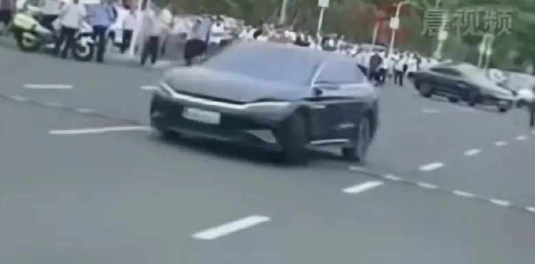 看到一辆比亚迪车“出问题”，看到一辆新能源车“出问题”，全网都好嗨啊。又是一个国
