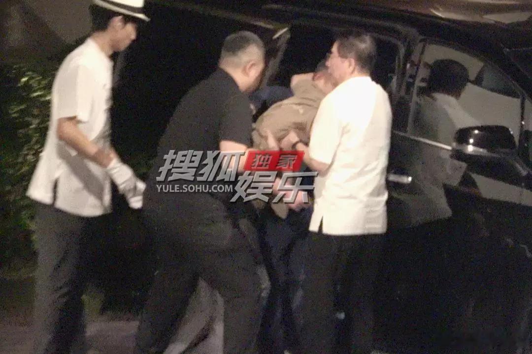 沈腾聚会喝多了近日，沈腾参加聚会，出门时被几名好友搀扶着，步伐踉跄地走着，上车