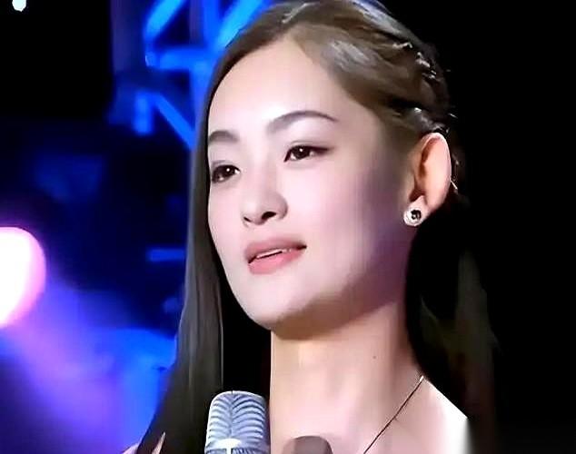 地动山摇，她以为自己死定了。结果，一个大叔，徒手把她从废墟里拖了出来。刚缓过