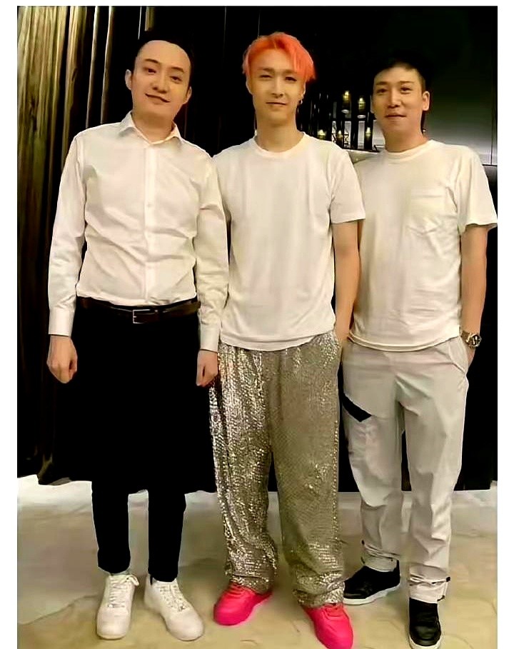 张艺兴跟孙宇晨同框了？这张三人合照直接把网友看懵了！画面里张歌手稳站中间。最绝的是右边那位，公开身高