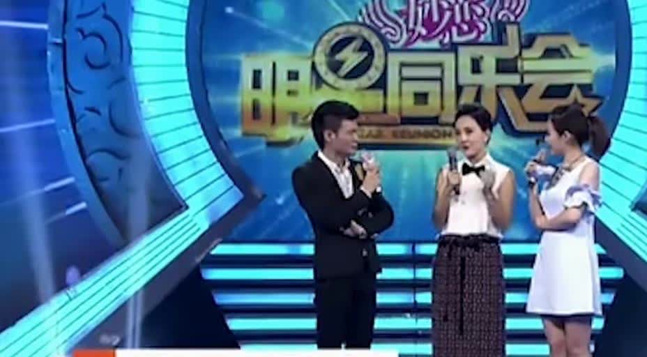 演员牛莉说：“有一次，我去跟朋友一起吃饭，在饭桌上有个人坐我对面，只见他穿着西装