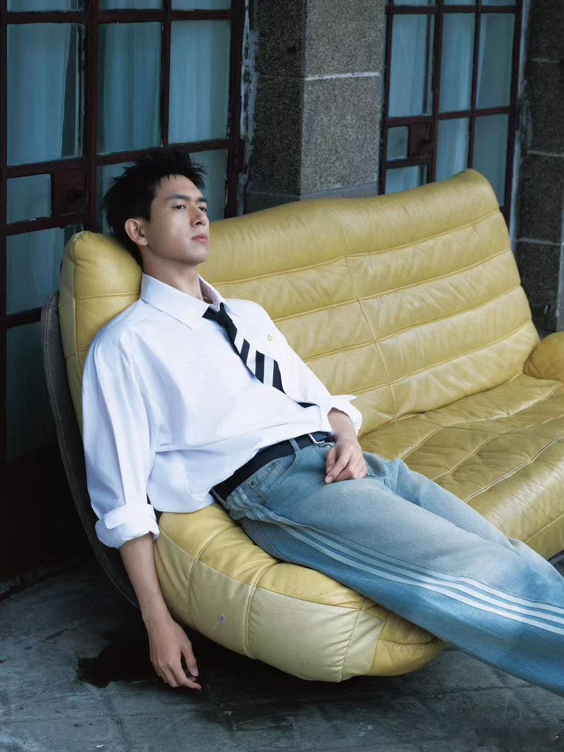 随手一拍李现没有一帧是废片李现那个下颌线，真的锋利到能割伤镜头。记者随便按快门