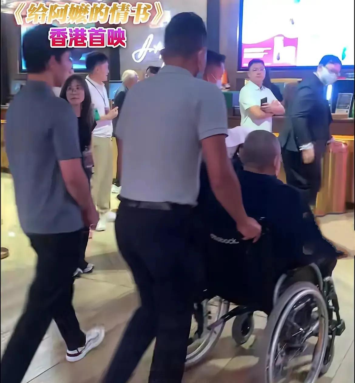 刘銮雄也不太舍得儿子辛苦的，去看电影，只是让儿子搀扶自己而已，推轮椅的工作，还是