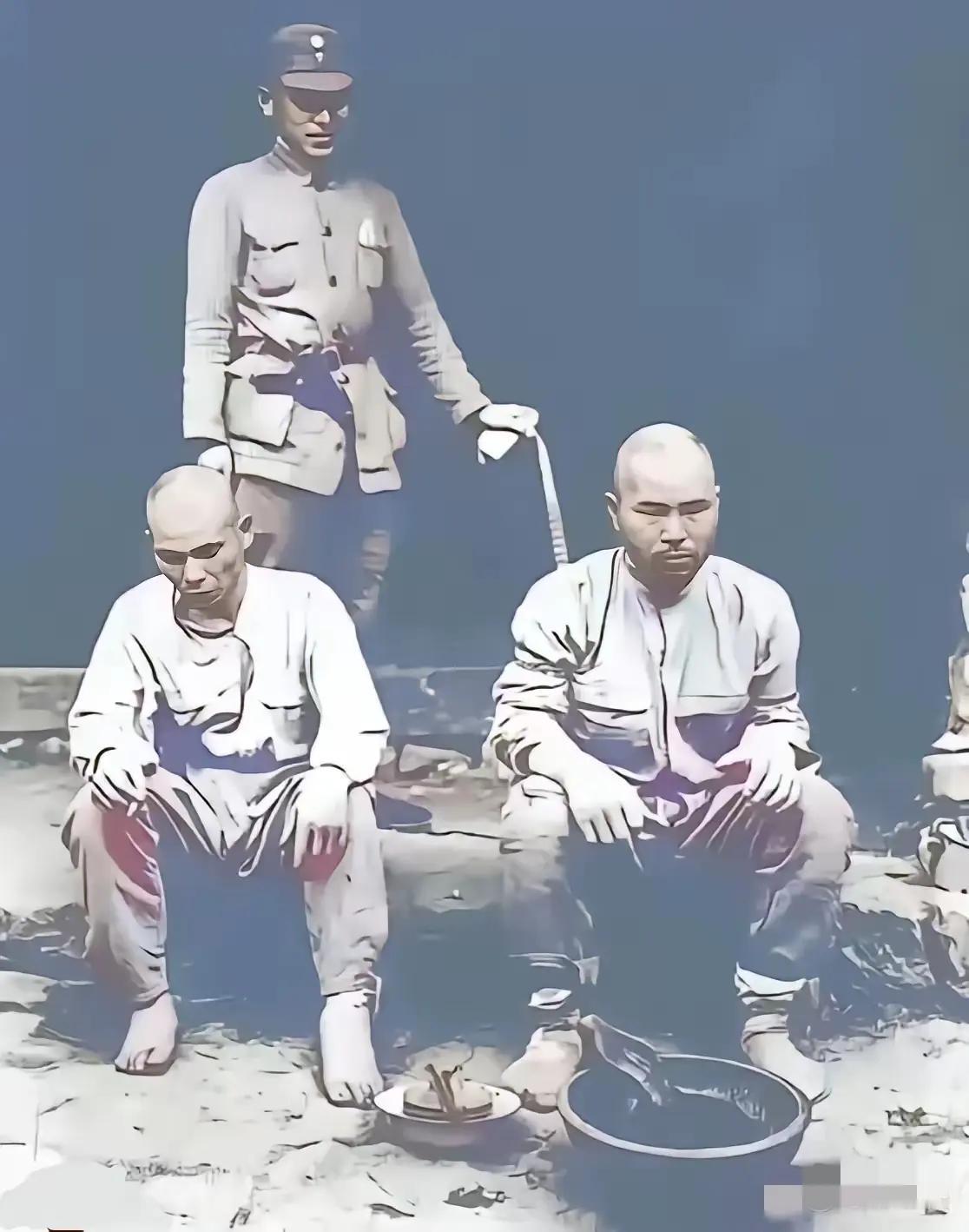 这是1944年8月，国军在松山战役中俘虏的两名日本鬼子。为了防止他们逃跑，只是戴