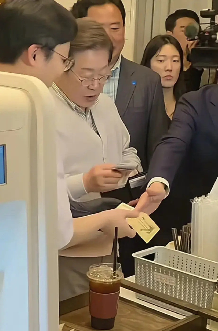 李在明真不错，亲民总统没架子李在明买咖啡，这事儿可真让人