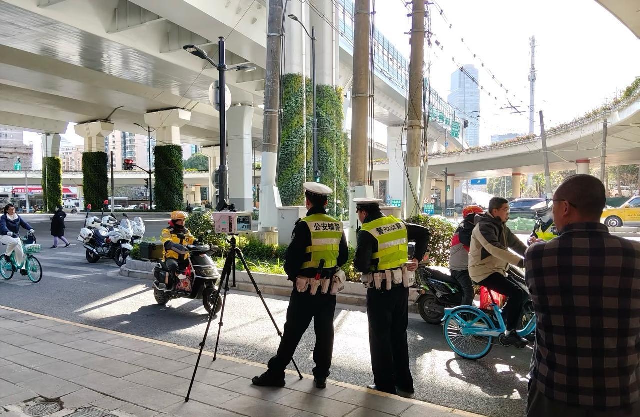 电动车限速不听是吧～上科技。测速仪，本来电动自行车就是自行车的替代，差不多速