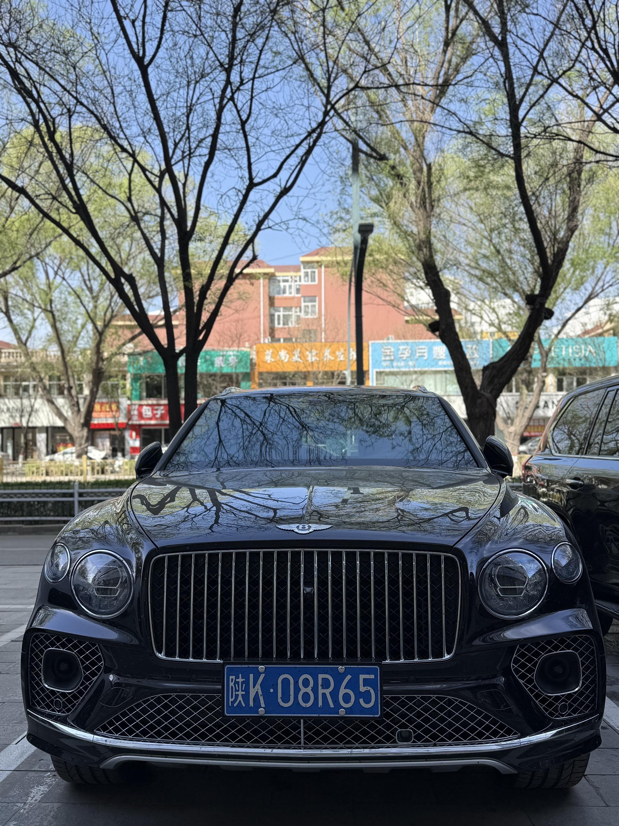 路旁的宾利添越真是招人稀罕呀。