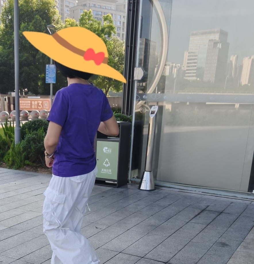 今天去探望亲家母，她的一句话让我摸不着头脑。她近来突然瘦了不少，我便问她是不是血