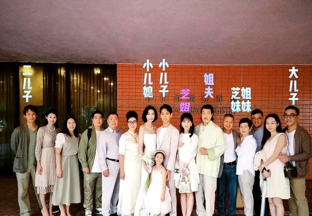 赵雅芝的全家福真的让人羡慕，三个儿子都在，而且三个儿子都有伴侣，都有老婆了。