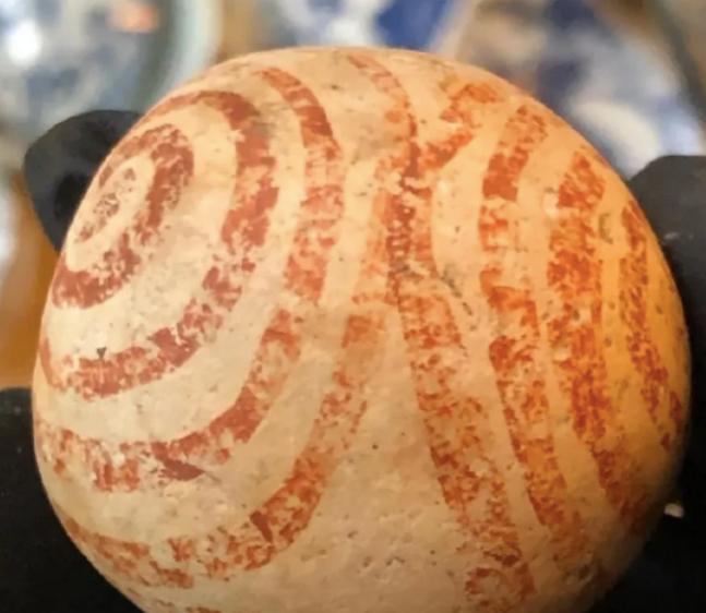 1975年，男子看电影时捡到了一个小圆球，拿回家里给孩子玩。散场的人群踢起尘