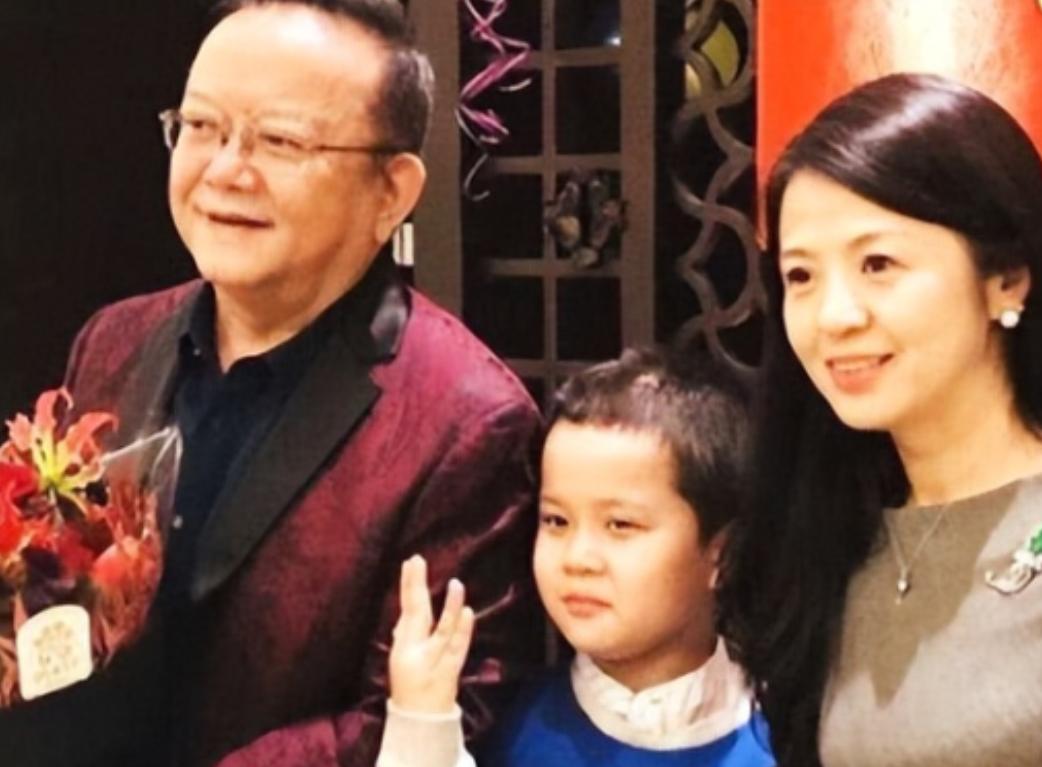 2006年，58岁的王刚三婚娶了小他20岁的郑艳东。新婚之夜，王刚对郑艳东说："