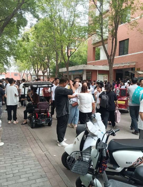 今天上午把孩子送去了学校，新高一开始为期10天的军训。我忽然想问，我们的学校为什