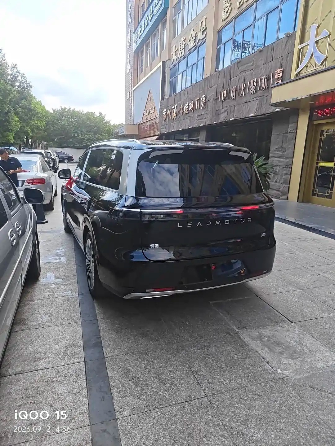 零跑D19，全尺寸六座SUV，预售价23-25万，一曝光就在网上炸开锅，配置直接拉满。我的观点很直接
