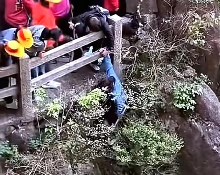 提醒大家以后去景区千万不要这样做了安徽一个知名景区现场，两名女子在登山过程中，