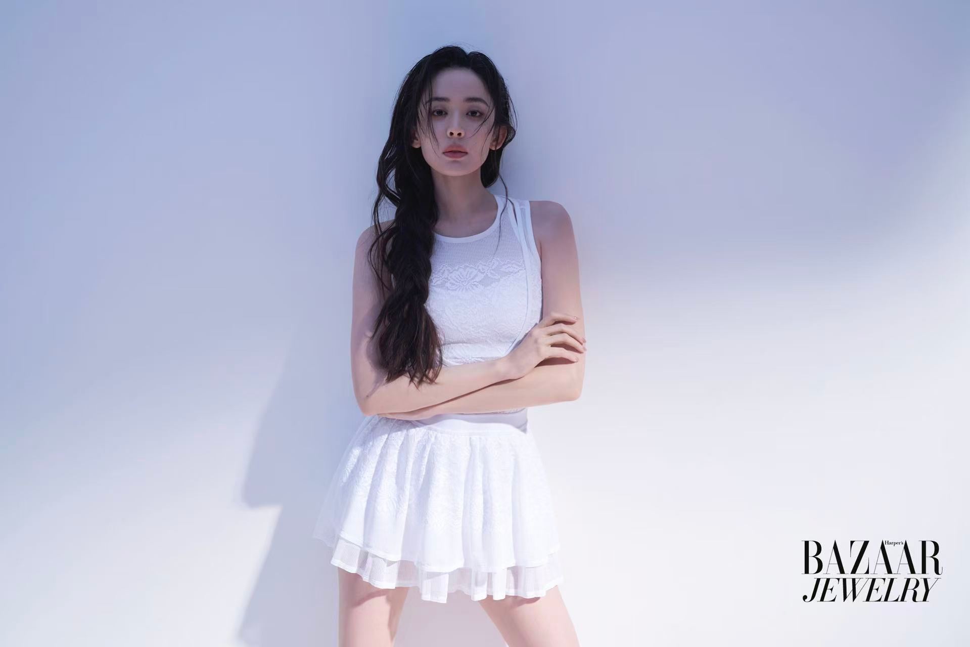 当娜扎身着这条「礼服裙」登上《Harper’sBazaarJewelry》内