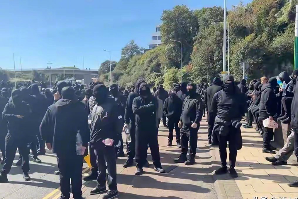 回旋镖来到英国头上了！大家都知道，几年前英国在香港收买培养了一大批人蒙面抗议。现