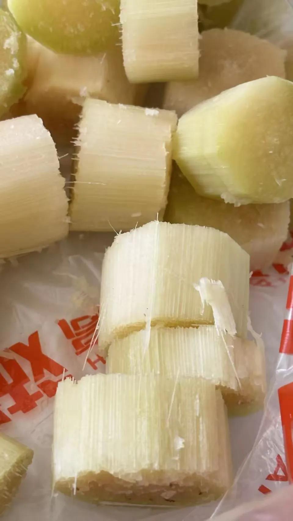 今天想着给女儿买根甘蔗解解馋，超市外标价3.98元一斤，我心里盘算着，平时买甘蔗