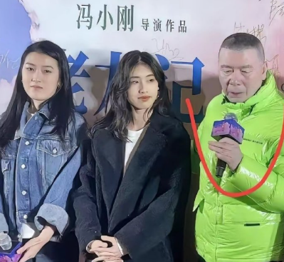 冯小刚的羽绒服又炸了。不是普通货色，意大利手工缝的，鹅绒填得鼓囊囊，防风层密得