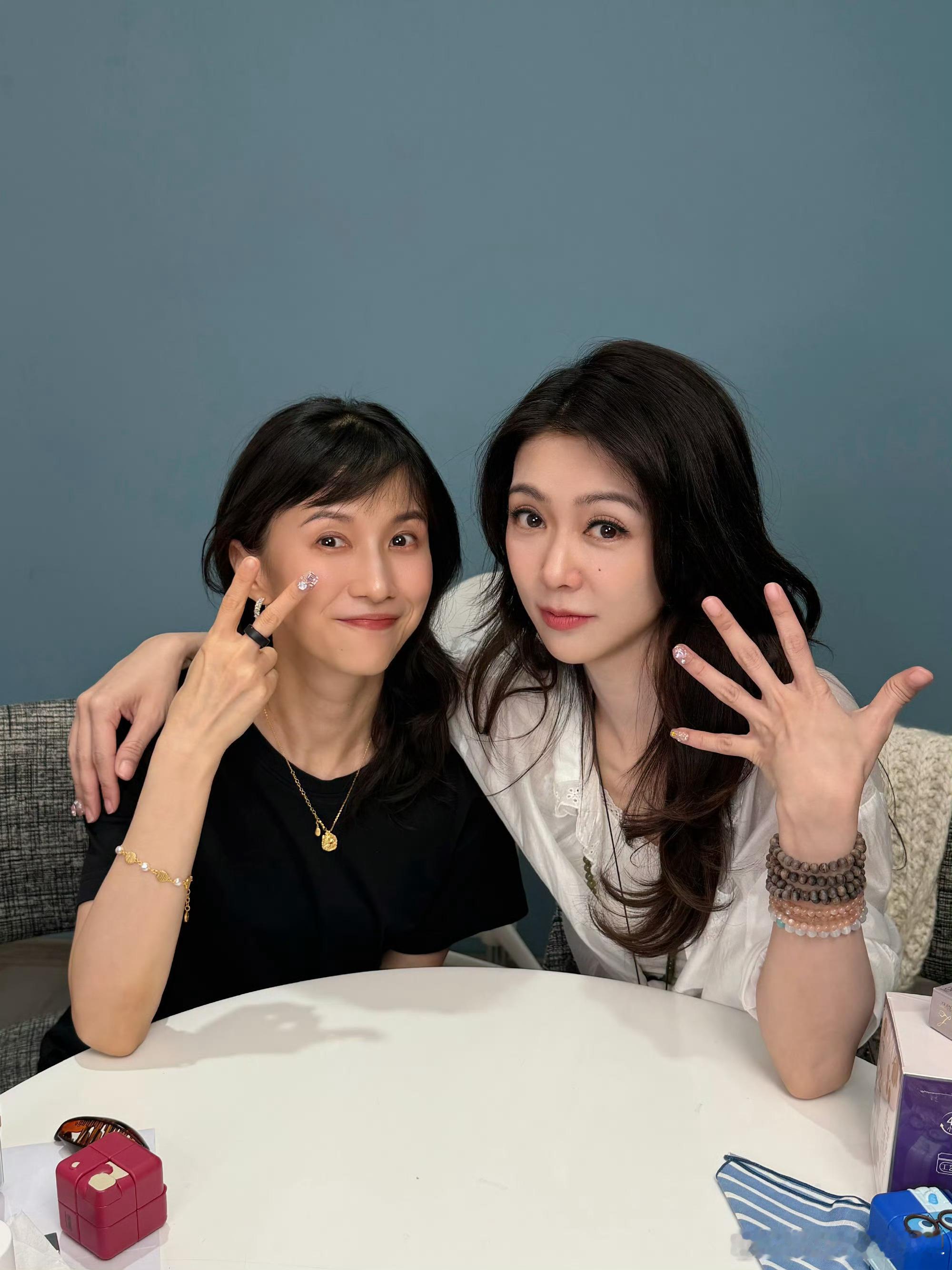 薛凯琪把自己瞳孔做成画送爸妈薛凯琪让爸妈把自己瞳孔挂墙上一纸画作一双眼眸，薛凯琪