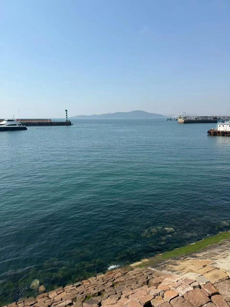 近日，中国海军的“辽宁”号航母战斗群，在西太平洋进行了包括远洋战术飞行、实弹射击