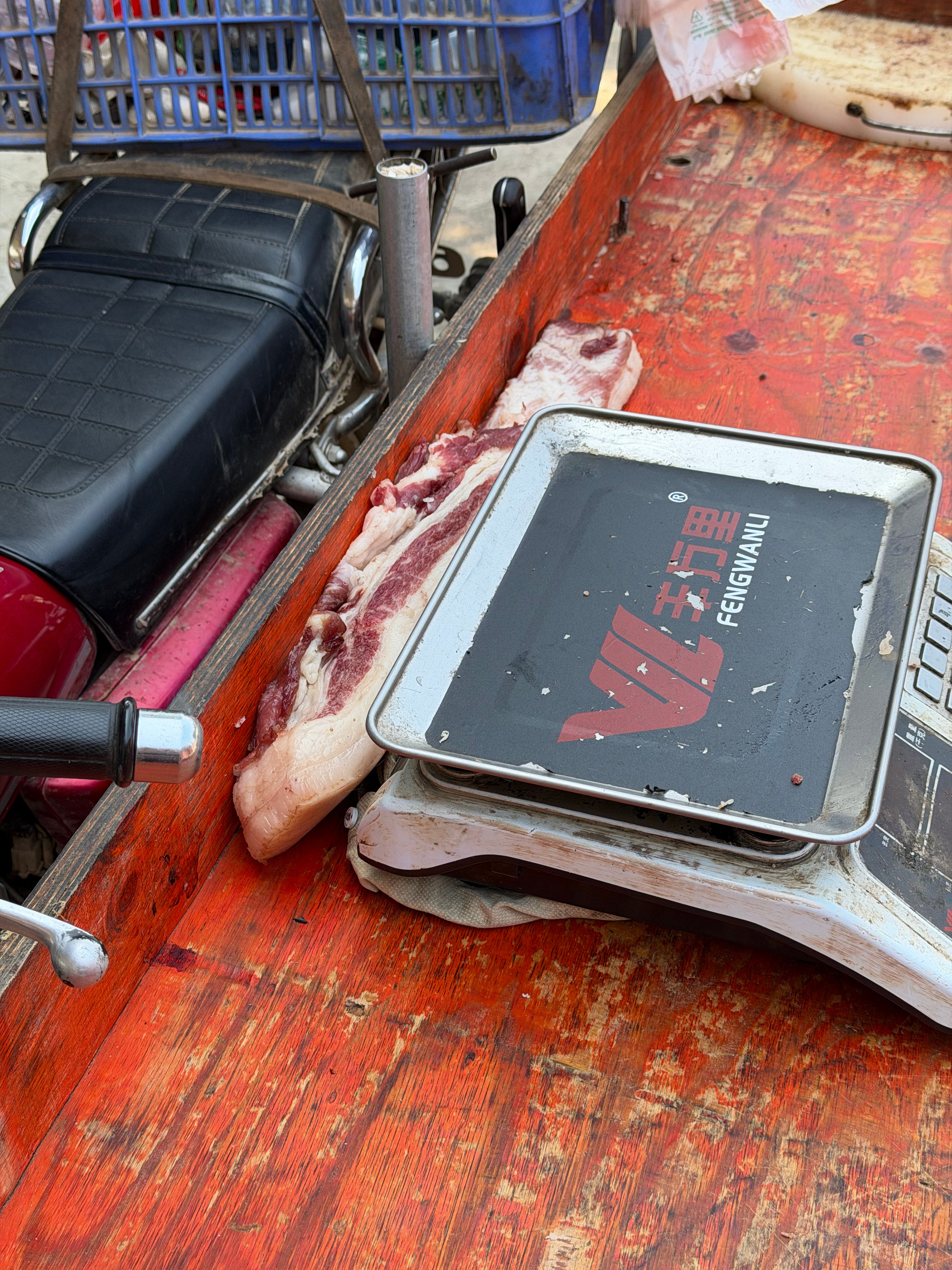 中午刚到家，看到我妈在买猪肉，人给直接送到我们家院子卖，就村里那种走街串巷来销售