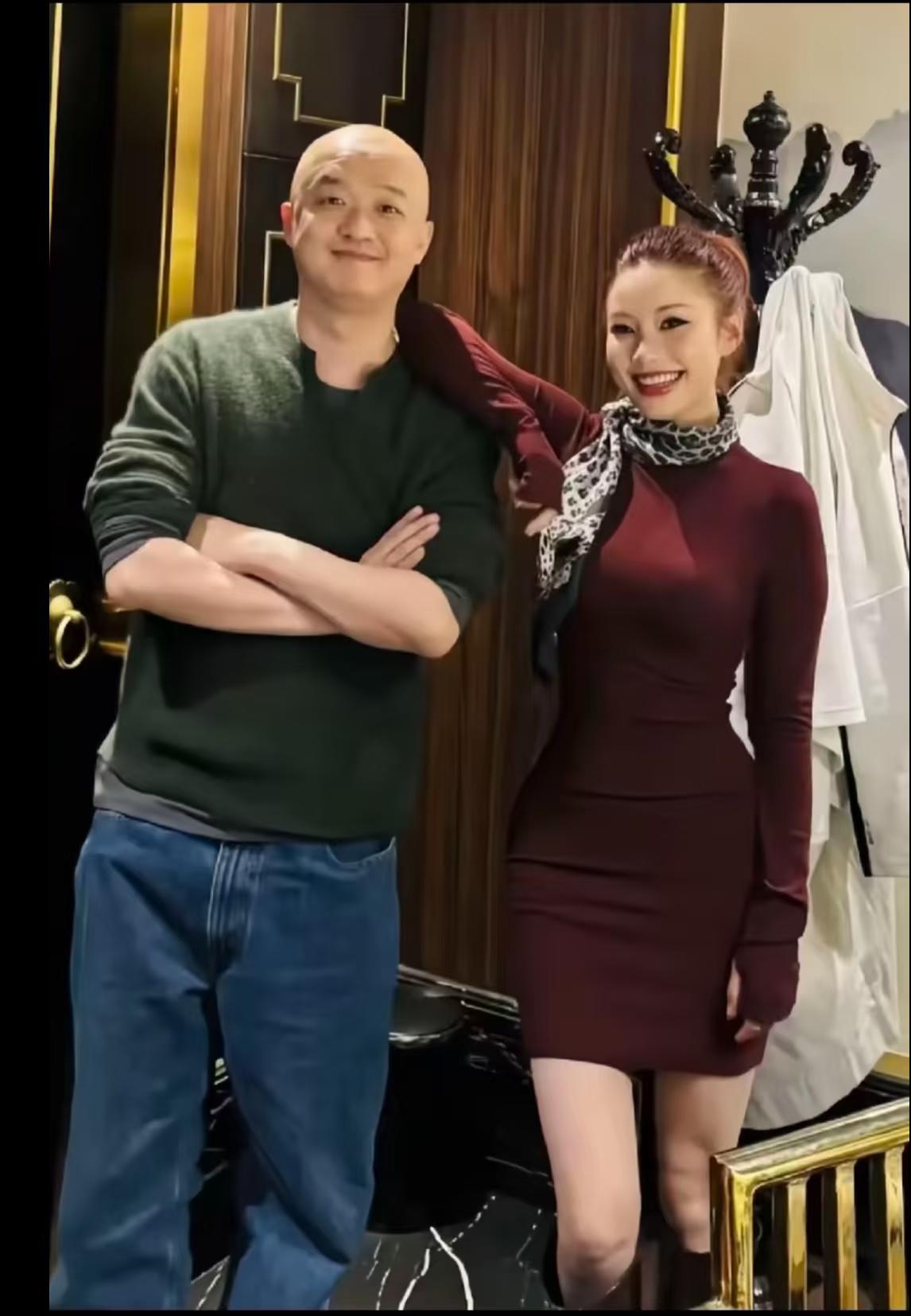 破案了，包贝尔夜会的红发美女，已经找到了，有四川的网友说是自己的初中同学