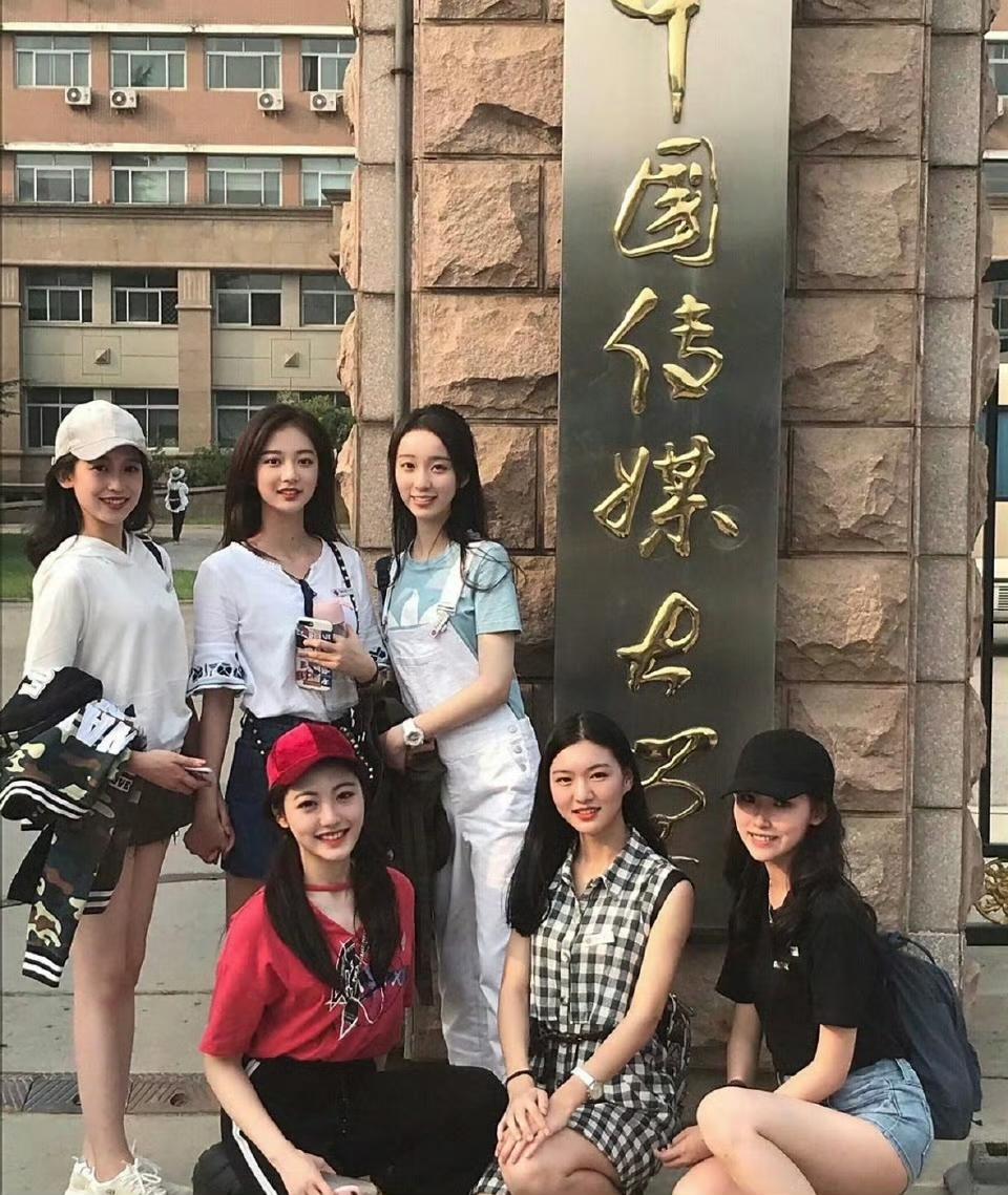 网上超火的一组照片，记录了大学四年时光。不禁让人想问，这六位女生最大的变化是什么