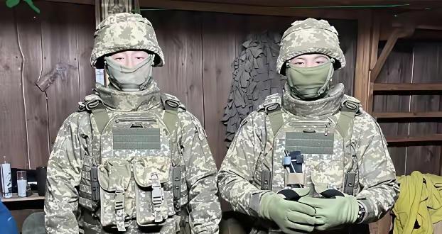 ​这两名身穿迷浅服的士兵是来自于中国香港的市民。他们有好日子不过非要跑去乌克兰战