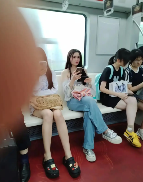 乍一看很年轻，仔细一看真看不懂了